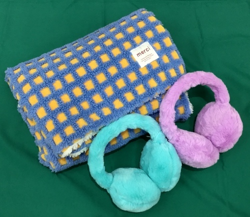 イヤーマフとブランケットの画像