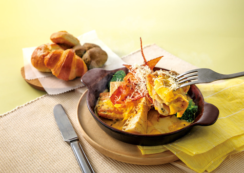 チキンのグリルとろっと卵のカルボナーラソース