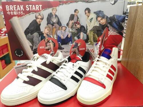 アディダススニーカー