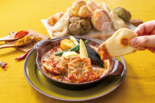 夏野菜とまろやかココナッツミルクのバターチキンカレー