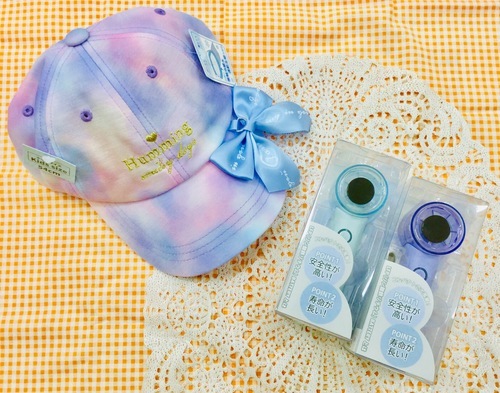 帽子とハンディファンの画像